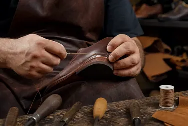 Sapateiro costurando um calçado em Jaraguá do Sul.